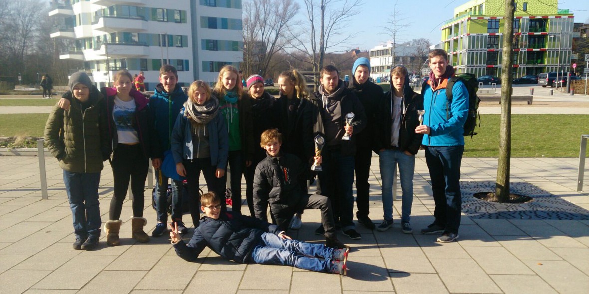 Wir haben den Pokal – Schwimmwettkampf in Hamburg